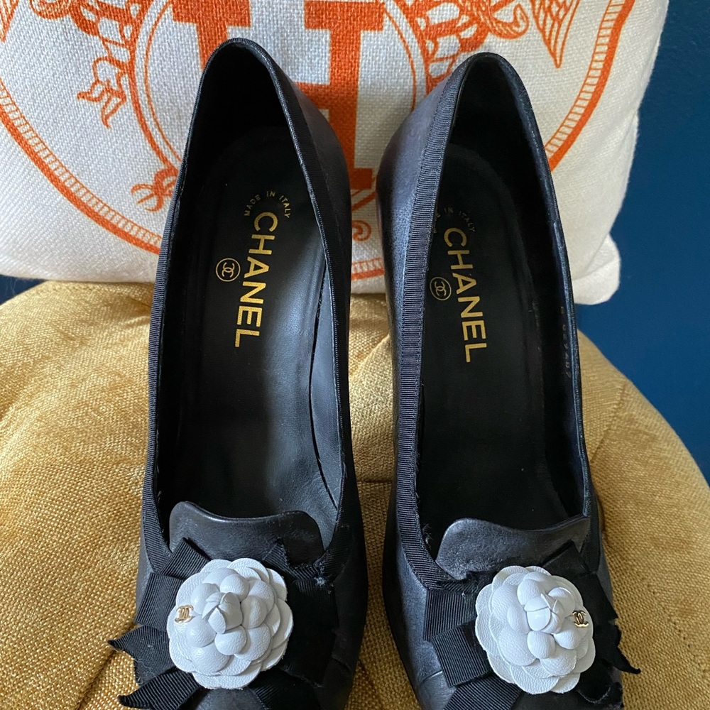 CHANEL Camellia Flower Accent Pump - Picture 4 of 12